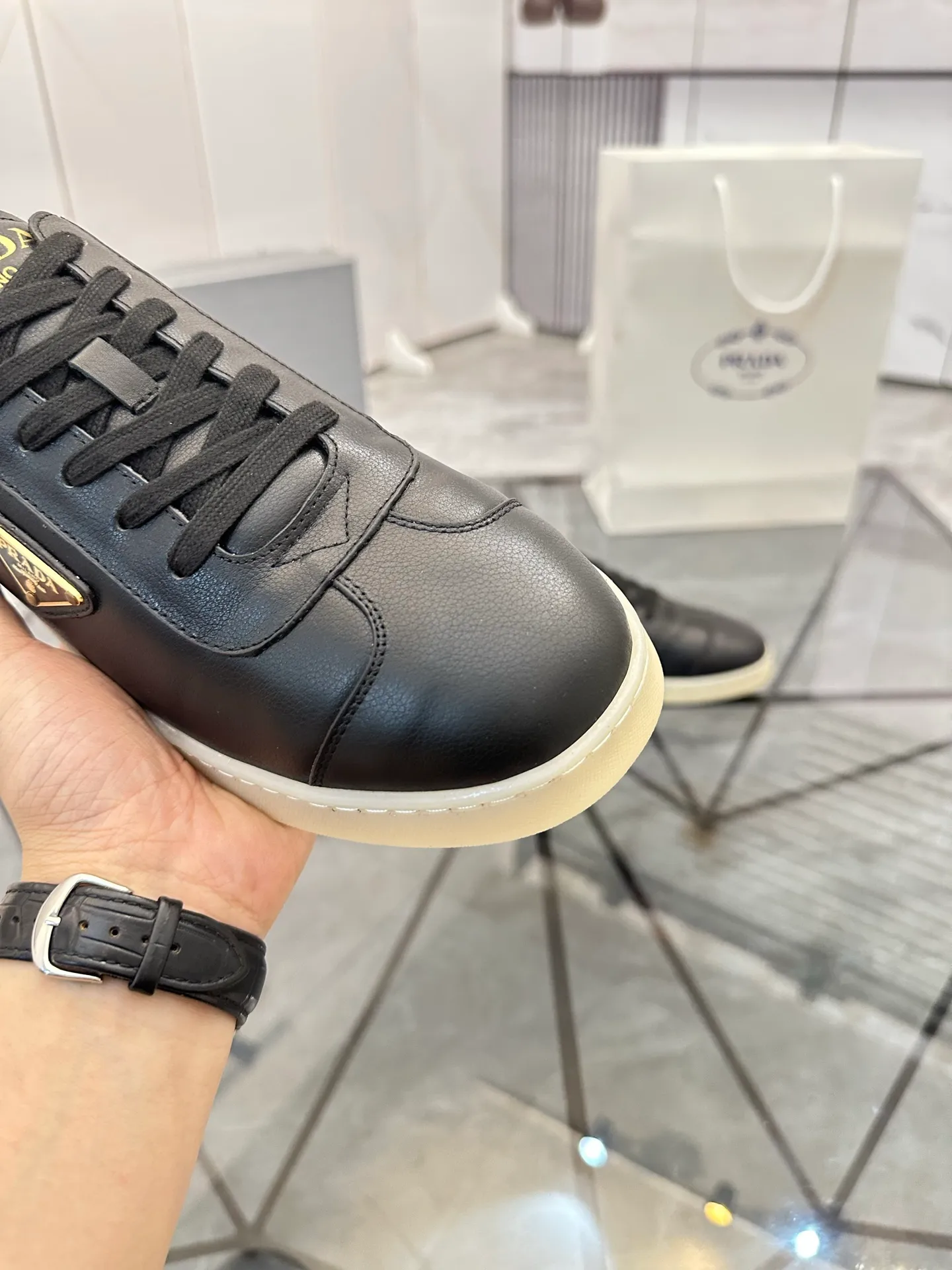 Men's shoes for sale 💰: 💰P540¥ High-end top quality Product trademark: Prada *"Prada*" low-top casual shoes Regular size: 38-45 (can be customized to 46) Product materials: imported first-layer cowhide for the upper, water-dyed cowhide lining, cowhide feet, original outsole. No.: 001